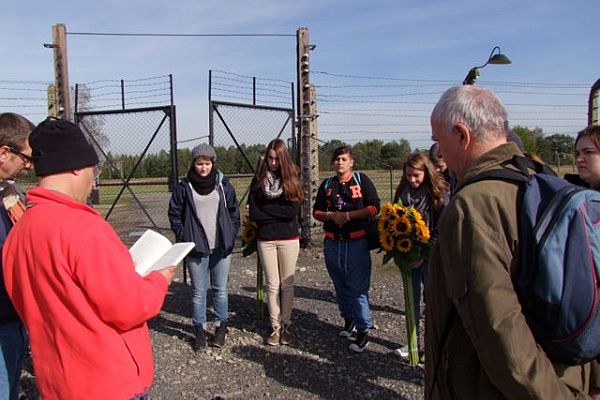 Auschwitzfahrt - Vor den Toren des Lagers Birkenau