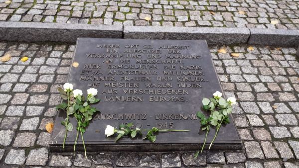 Gedenkstein in Birkenau