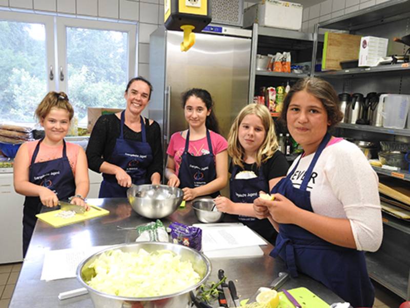 Die Küche im Bootshaus Boos war Ausgangspunkt einer kulinarischen Reise um die Welt. Reiseleiterin war Kochpädagogin Kerstin Keber (2. von links).