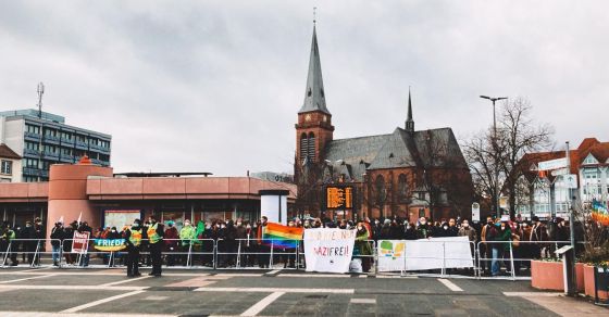 Foto vom Gegenprotest vor dem Bahnhof. Mit Kreuzkirche im Hintergrund.