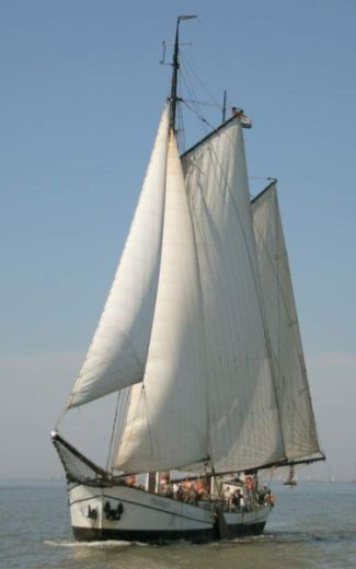 Foto des Segelschiffs „Tijdgeest“ mit vollen Segeln bei voller Fahrt.