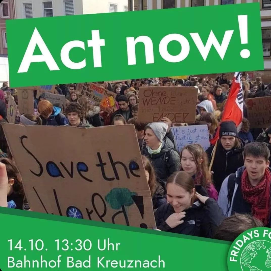 Foto von Menschen mit Schildern auf einer Demonstration, in weißer Schrift auf grünem Hintergrund steht „Act now!“ oben und unten 14.10., 13:30 Uhr, Bahnhof Bad Kreuznach.