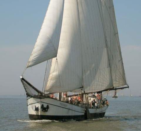 Foto des Segelschiffs „Tijdgeest“ mit vollen Segeln bei voller Fahrt.