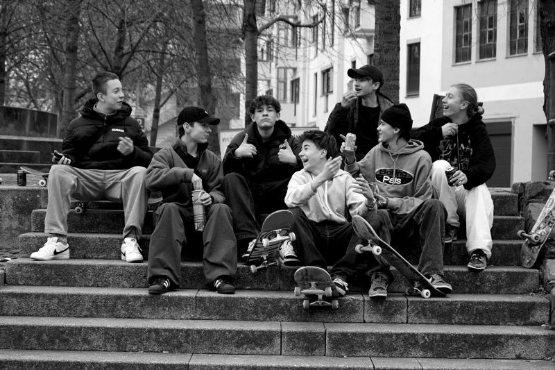 Gruppenbild der beteilgiten Jugendlichen, mit Skateboards auf einer Treppe in der Kirschsteinanlage. Foto: Jan Steduto,  Statdjugendförderung Bad Kreuznach