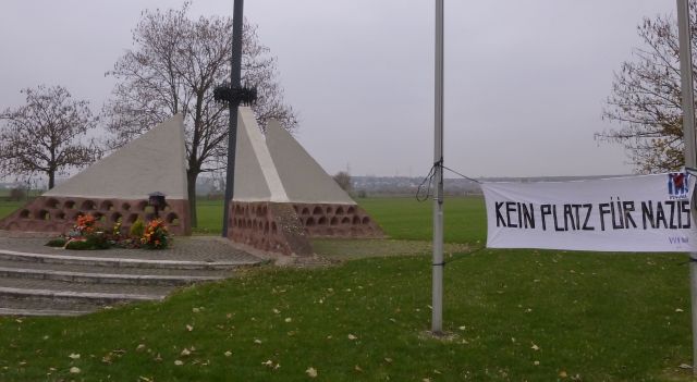 Archivbild: Ein Banner mit der Aufschrift „Kein Platz für Nazis“ hängt neben dem Mahnmal in Bretzenheim