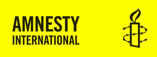 Logo von Amnesty International: Schwarzer Schriftzug auf gelben Hintergrund. Rechts eine mit Stacheldraht umwickelte Kerze.