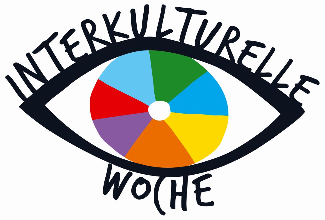 Logo der bundesweiten Interkulturellen Wochen in Form eines Auges mit buntem Kreis in der Mitte und Schriftzug Interlulturelle Woche