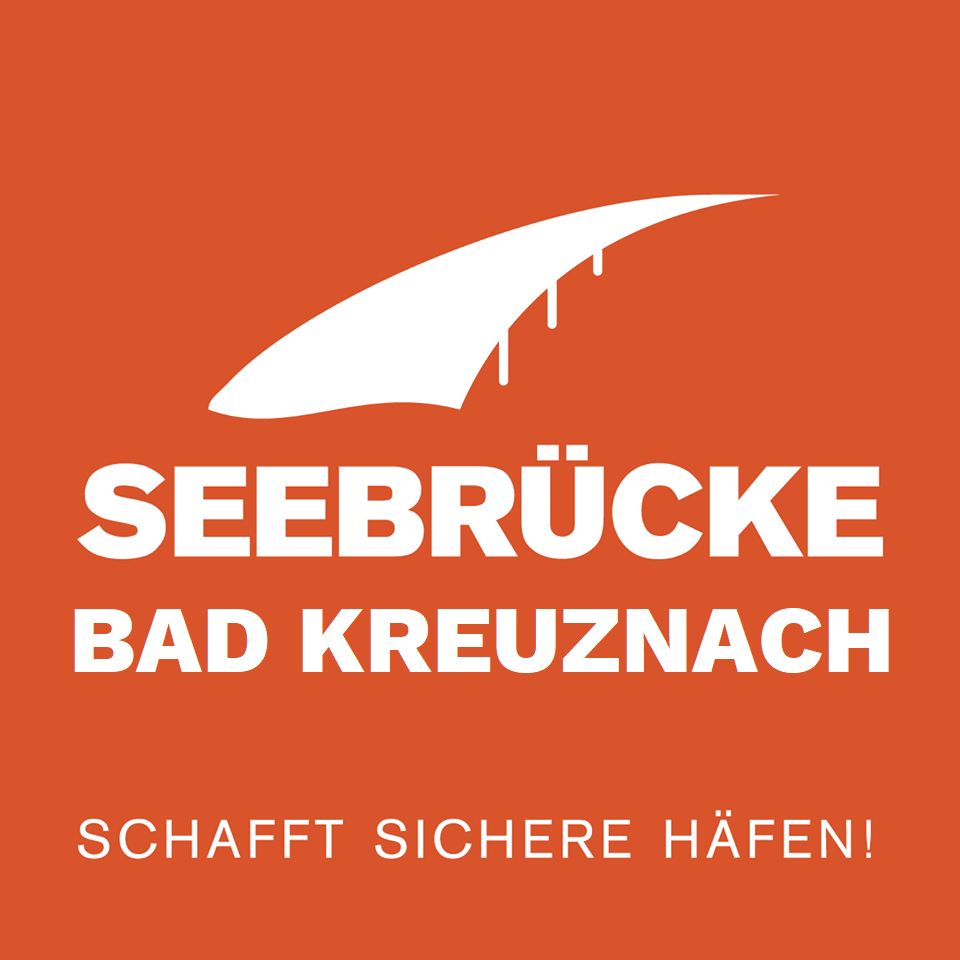 Logo von Seebrücke Bad Kreuznach mit stilisierter Brücke und dem Schriftzug „Schafft sichere Häfen!“