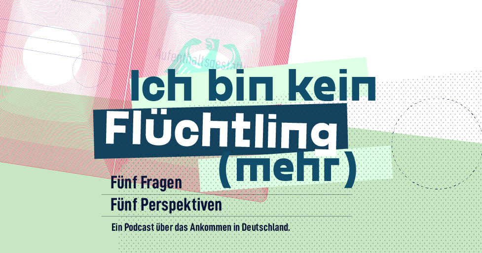 Poster zum Projekt: Der Hintergrund ist passgrün und es ist ein deutscher Pass angedeutet. Im Vordergrund der Projekttitel „Ich bin kein Flüchtling (mehr) - Ein Podcast über das Ankommen in Deutschland“. 